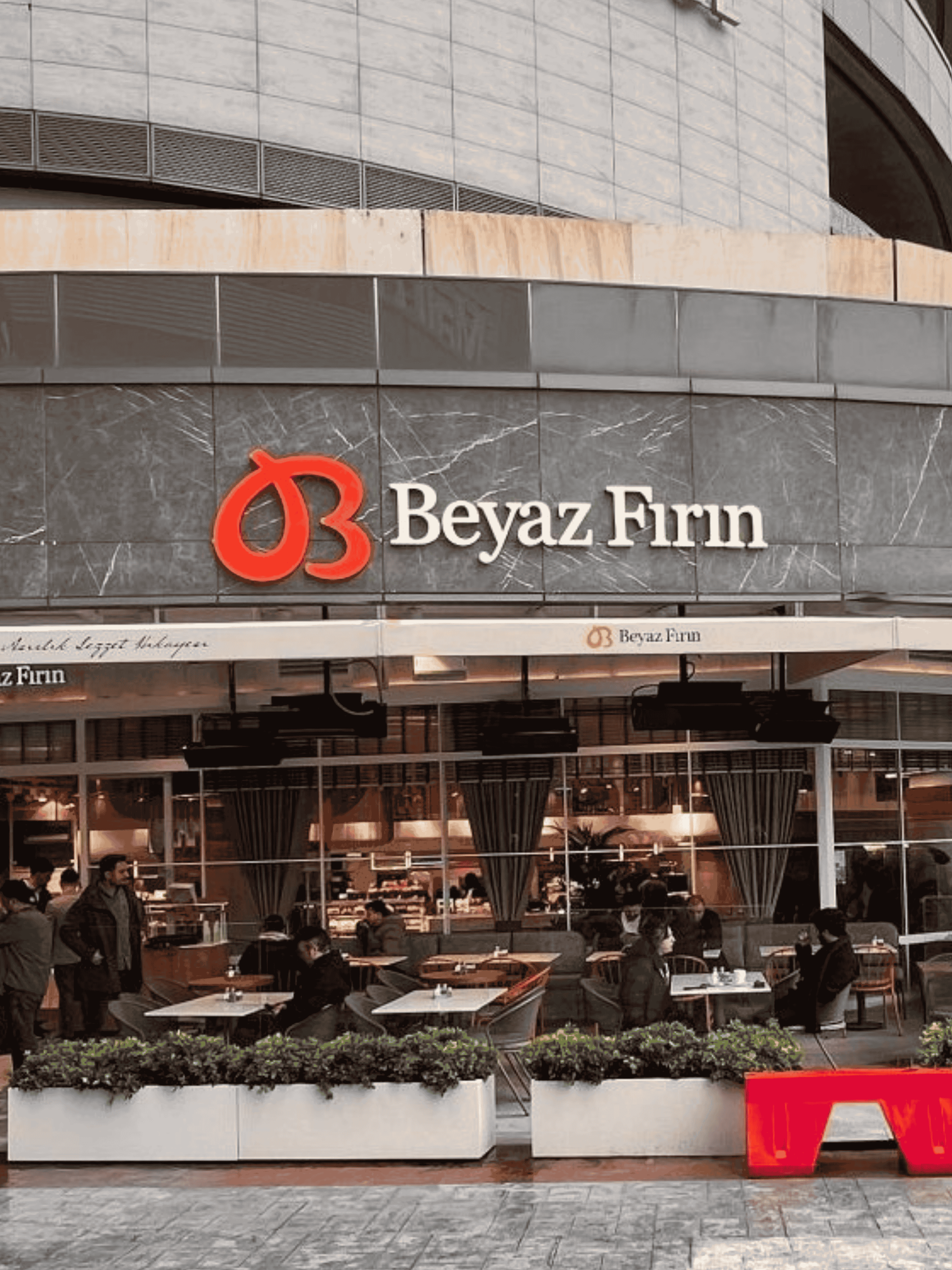 Mall of İstanbul’un zengin gastronomi dünyasına bir klasik daha eklendi: iki asırlık lezzetleri ile Beyaz Fırın artık Mall of İstanbul'da!